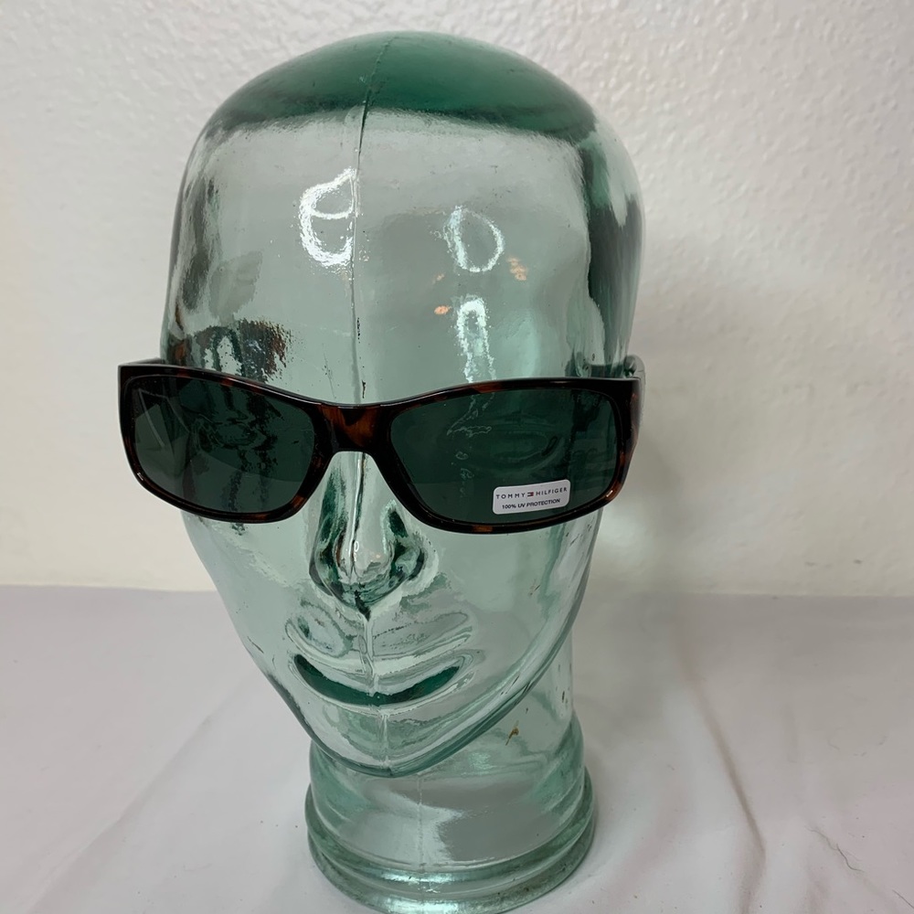 NWT TOMMY HILFIGER SUNGLASSES